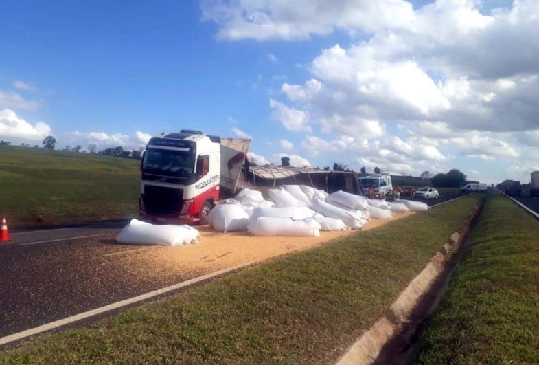 Caminhão carregado com milho tomba em rodovia de Avaré