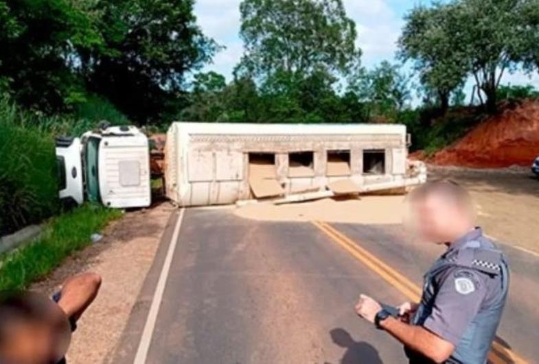 Caminhão carregado com sacas de ração tomba e deixa estrada vicinal interditada em Itaporanga