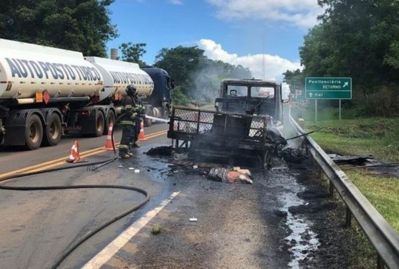 Caminhão carregado com banheiros químicos pega fogo em Itaí