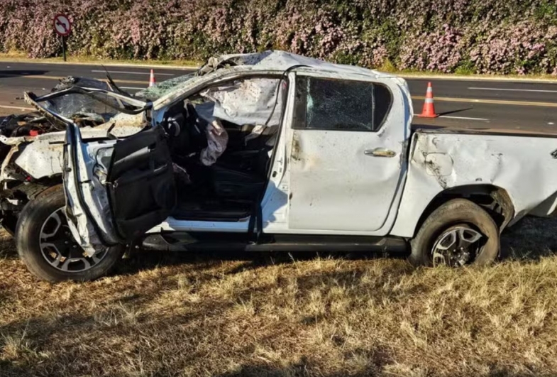 Carro e caminhonete ficam destruídos após acidente; duas pessoas foram socorridas