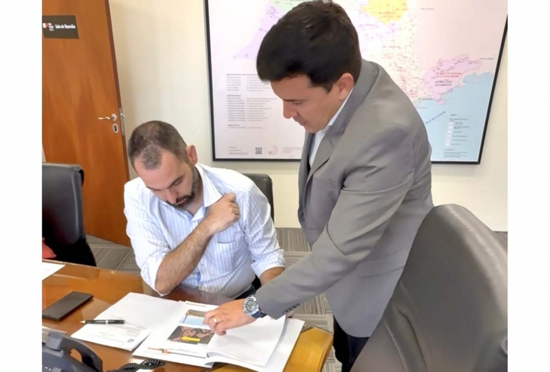 Prefeito de Timburi apresenta projeto de habitação popular