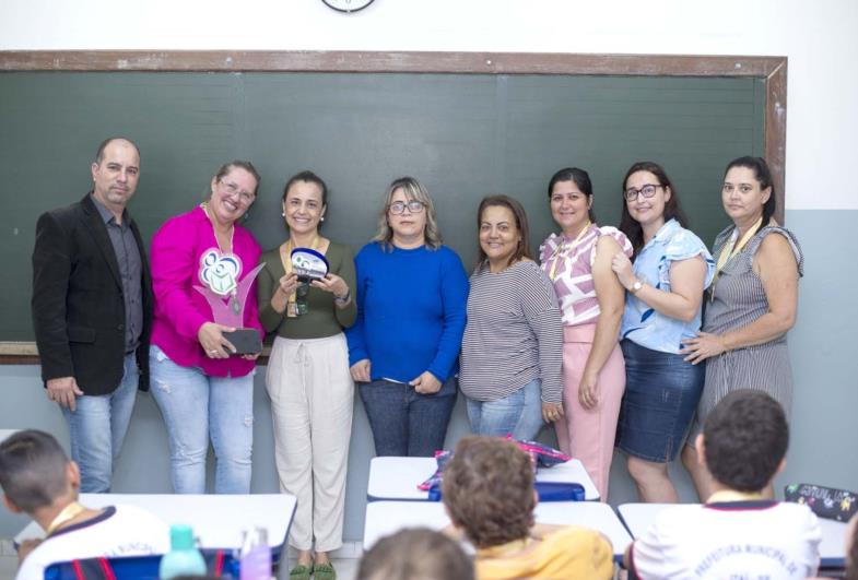 Professores e alunos que tiveram bom desempenho são reconhecidos com a entrega de medalhas referentes ao segundo bimestre de 2023