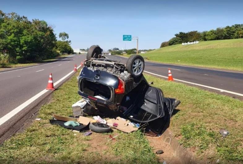 Motorista perde o controle de carro e veículo capota na rodovia