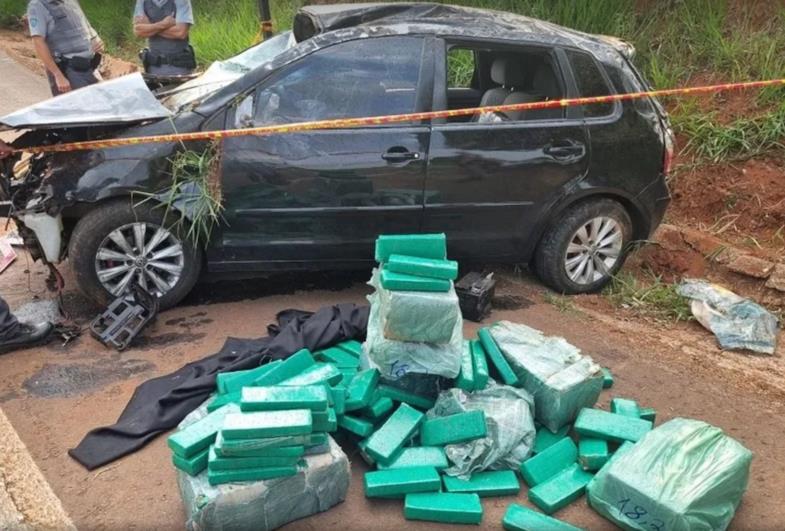 Carro é encontrado abandonado após capotar e espalhar quase meia tonelada de maconha em rodovia