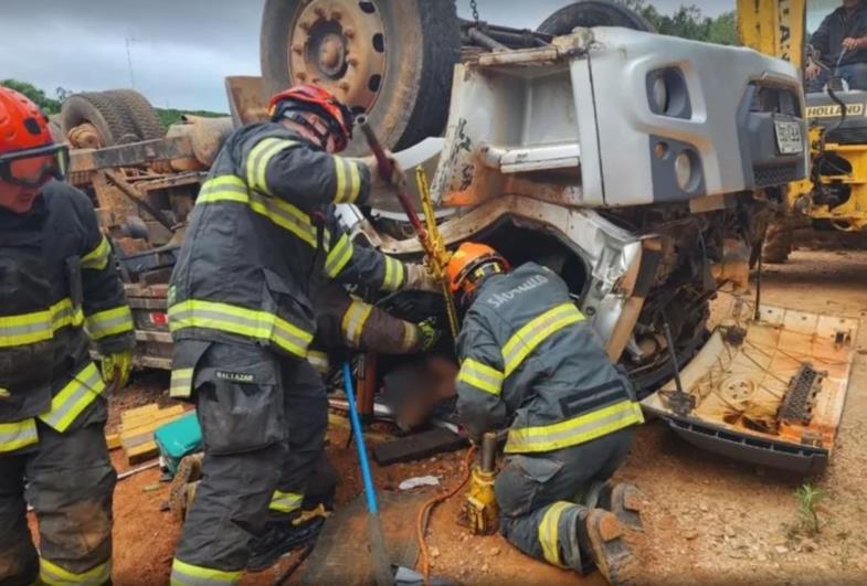 Caminhão capota e motorista fica preso às ferragens