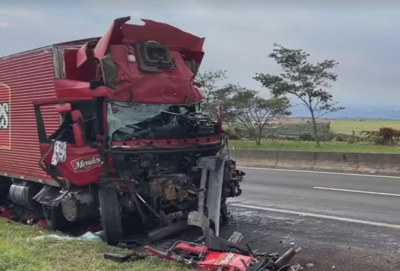 Caminhoneiro morre em acidente envolvendo carreta canavieira em Santa Cruz do Rio Pardo