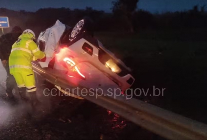 Duas pessoas morrem e uma fica em estado grave após carro bater em defensa metálica de rodovia e capotar