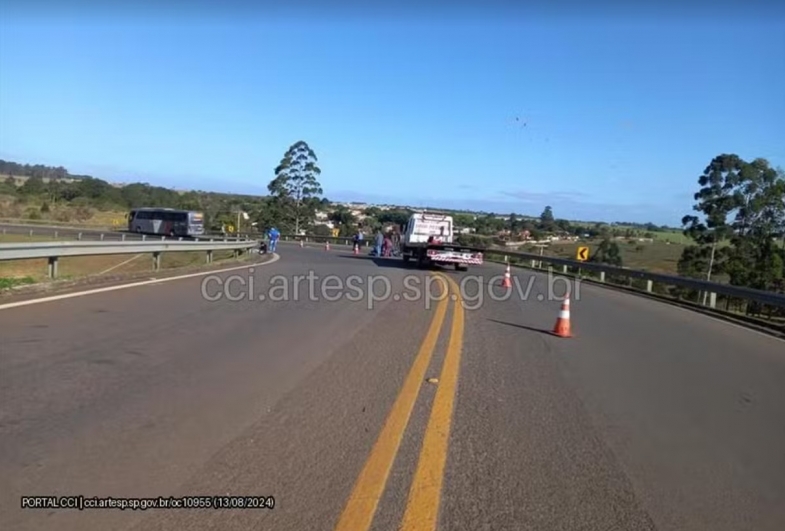 Acidente entre moto e ônibus deixa feridos na Raposo Tavares em Itapetininga