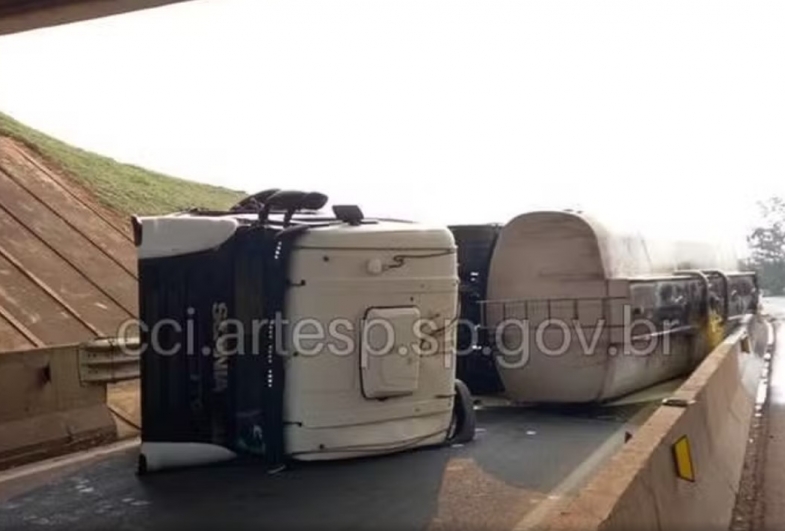 Caminhão bitrem carregado com óleo vegetal tomba e interdita rodovia em Capão Bonito