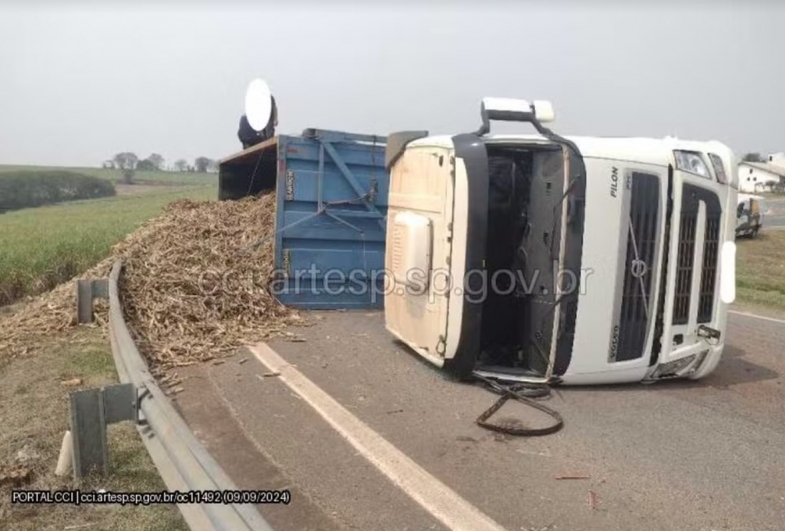 Carreta carregada com 40 toneladas de cana-de-açúcar tomba e interdita acesso à SP 127 em Cerquilho