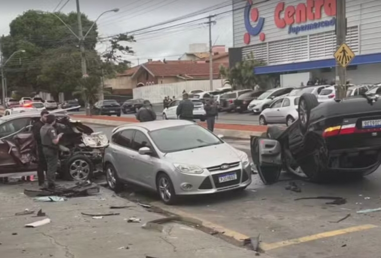 Veículo desgovernado bate em carros estacionados, capota e por pouco não atinge pedestres em Botucatu