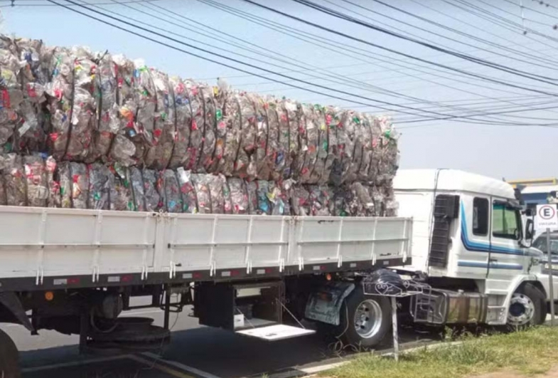 Polícia apreende grande quantidade de maconha em meio a carga de recicláveis na SP-327 em Ourinhos