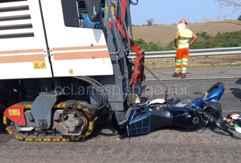 Jovem morre ao cair de moto e bater contra máquina que fazia manutenção do asfalto em rodovia em Itapetininga