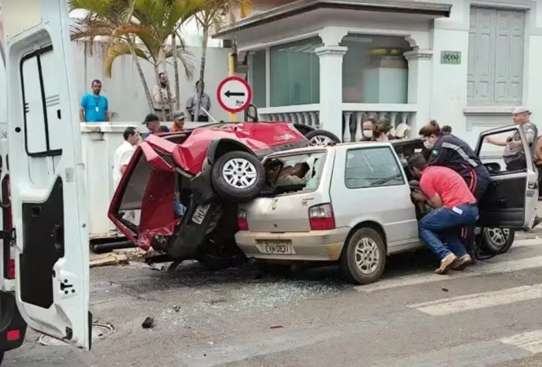 Motorista passa mal e causa acidente ao atingir carro estacionado no Centro de Avaré