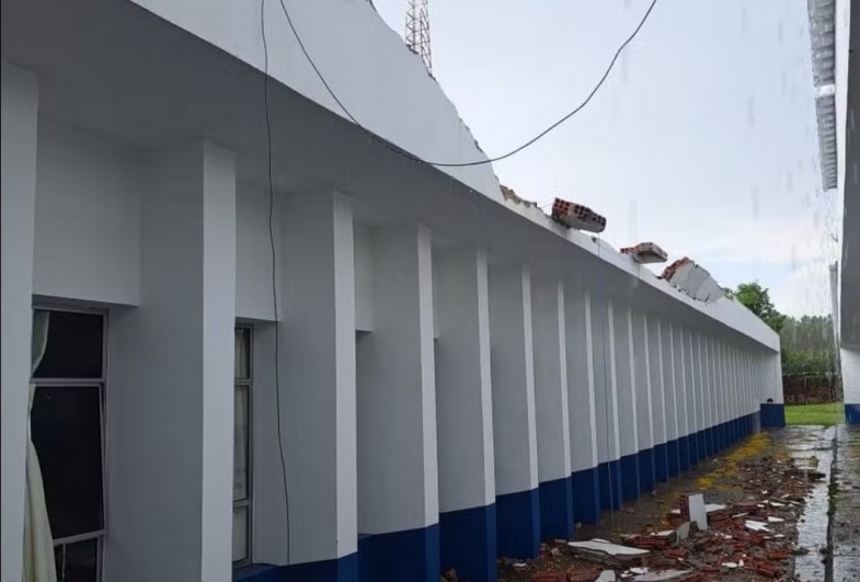 Escola é destelhada durante temporal em Paranapanema