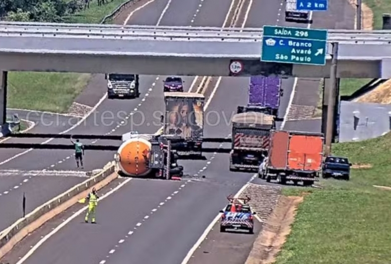 Motorista morre após carreta carregada de gás líquido tombar em rodovia em Santa Cruz do Rio Pardo 