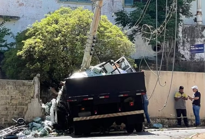 Caminhão desgovernado derruba poste e destrói muro em Águas de Santa Bárbara