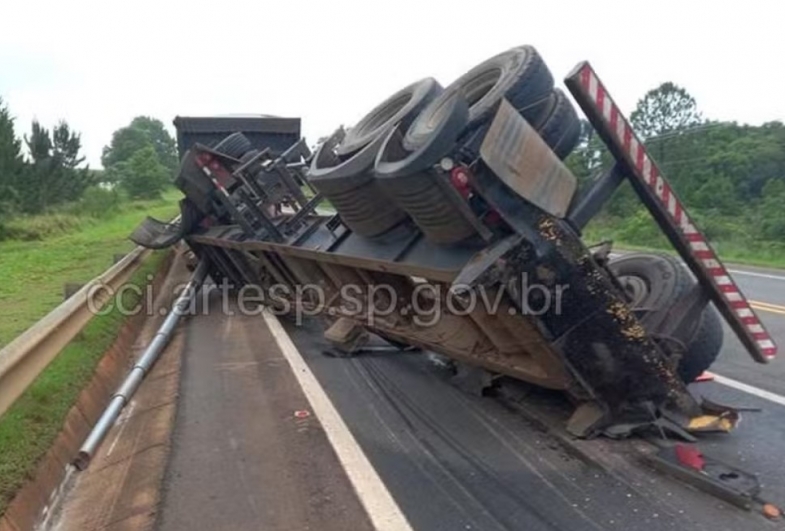 Carreta carregada com mais de 70 toneladas de milho tomba na Rodovia Francisco Alves Negrão em Itapeva