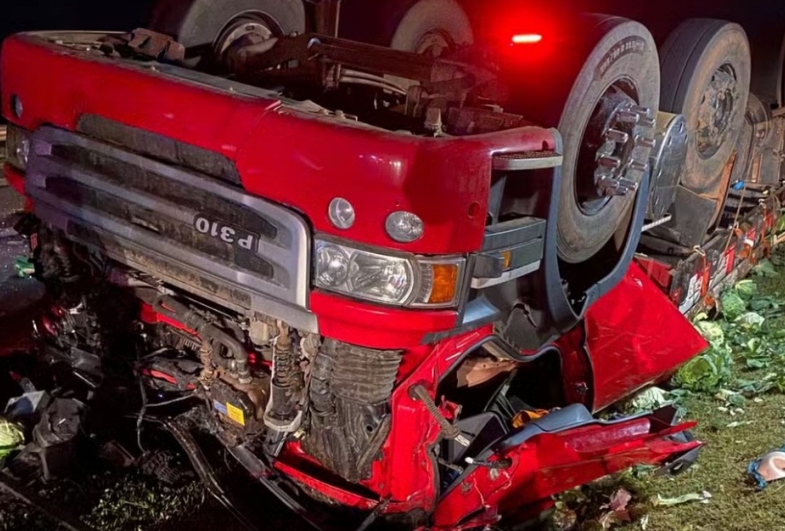 Motorista morre após caminhão carregado com repolho capotar em rodovia de Tatuí