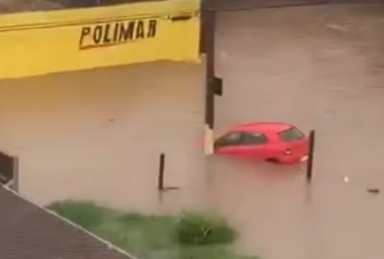 Carro é arrastado por correnteza durante chuva em Avaré