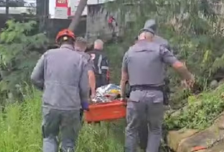 Homem é resgatado depois de 13 horas pedindo socorro em córrego de Itapeva