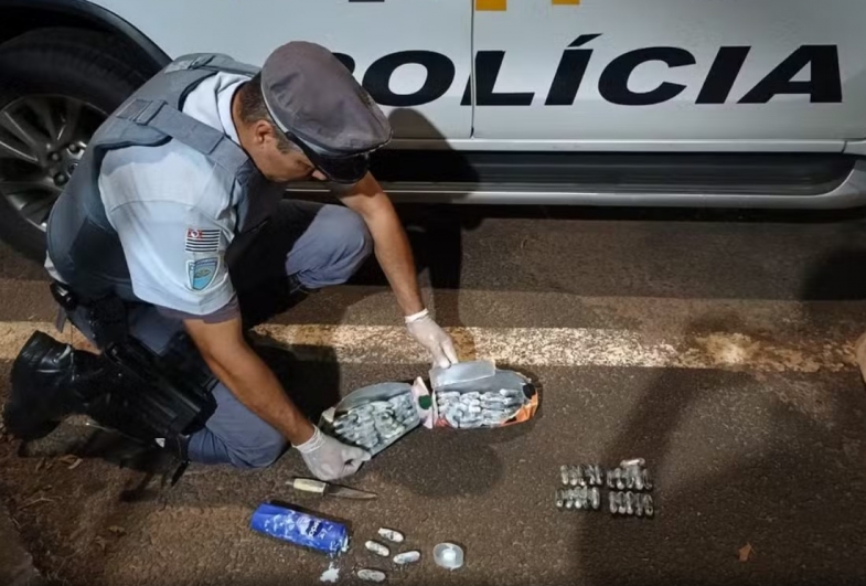 Casal de bolivianos é preso com cápsulas de pasta base de cocaína em Ourinhos