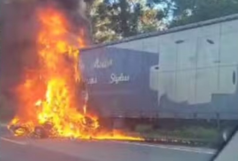 Acidente entre carreta e carro mata uma pessoa e provoca congestionamento em Capão Bonito