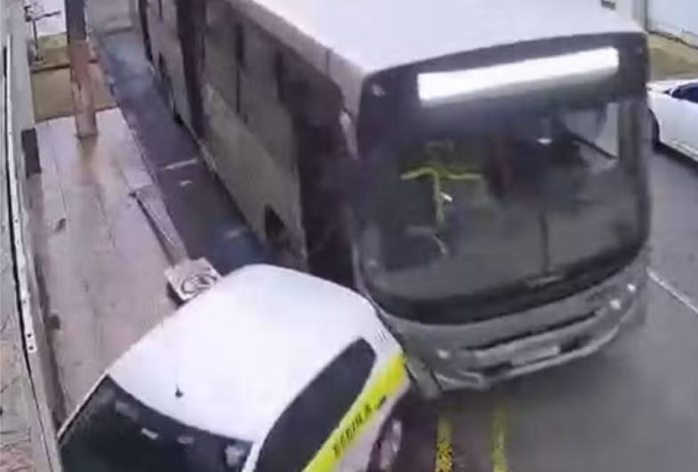  Motorista bêbado é preso após bater ônibus em carro e atingir muro de autoescola em Capão Bonito