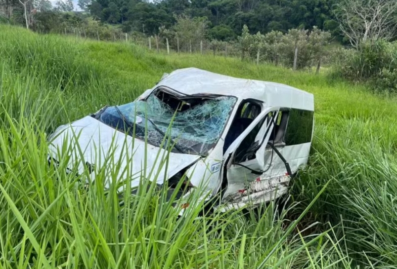 Duas pessoas ficam feridas em acidente entre carro e van na Rodovia Marechal Rondon em Botucatu