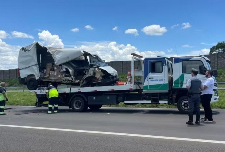 Acidente entre van e caminhão interdita trecho da rodovia Marechal Rondon em Bauru