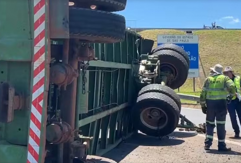 Motorista de carreta perde controle do veículo e tomba em rodovia em Bauru 