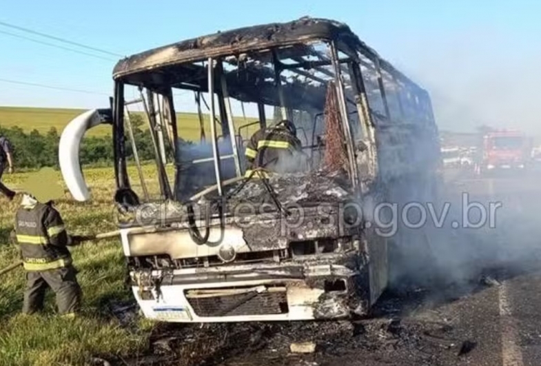 Passageiros saem ilesos de ônibus que pegou fogo em rodovia de Itararé