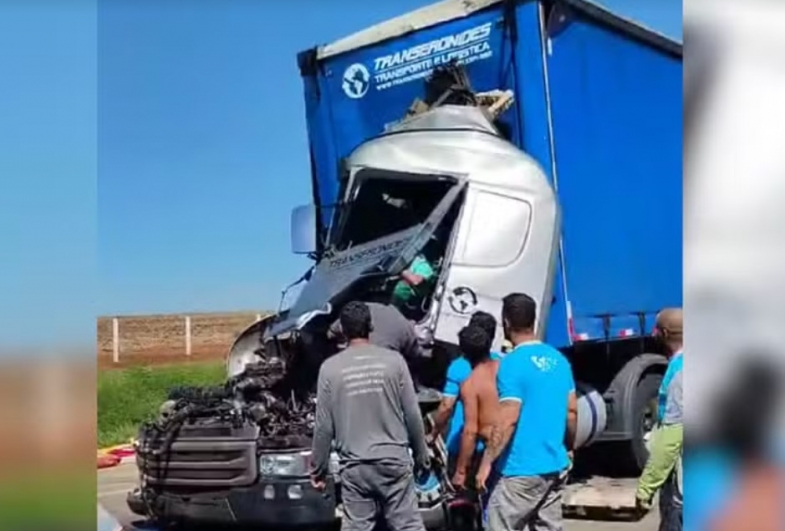 Motorista fica ferido após acidente entre carretas em rodovia de Itaí