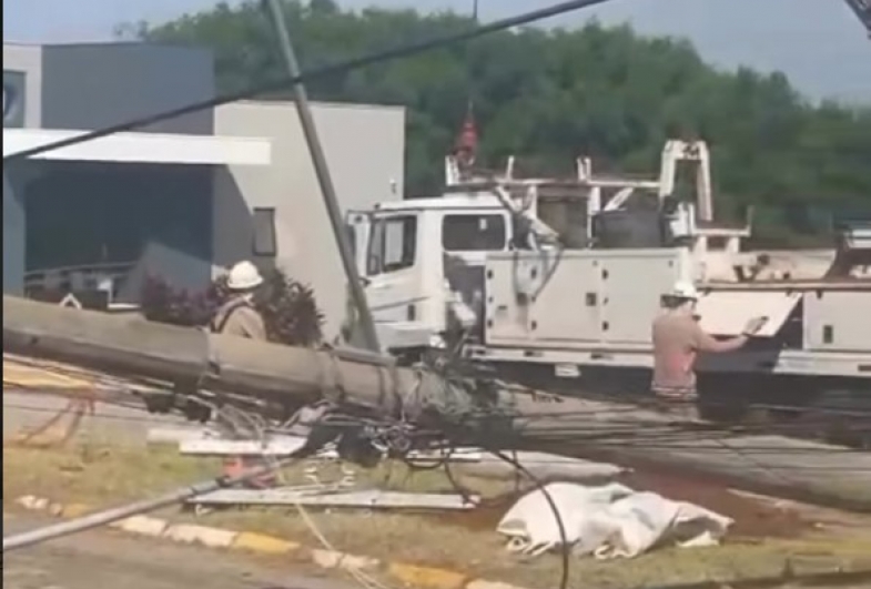 Acidente danifica poste e interdita Avenida em Avaré