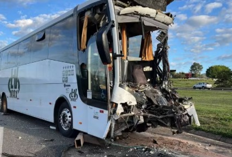 Nove vítimas de acidente entre ônibus e carreta em Tatuí seguem internadas; motorista morreu no local