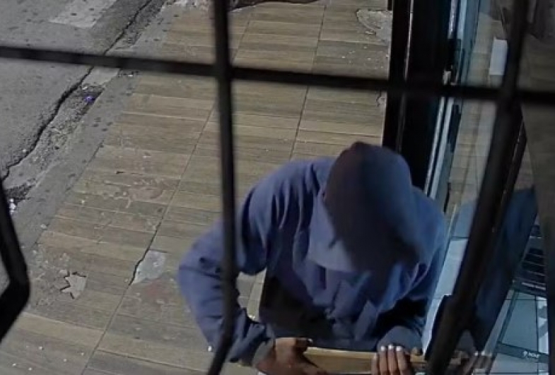 Câmera registra invasão e furto a loja no Centro de Itapeva