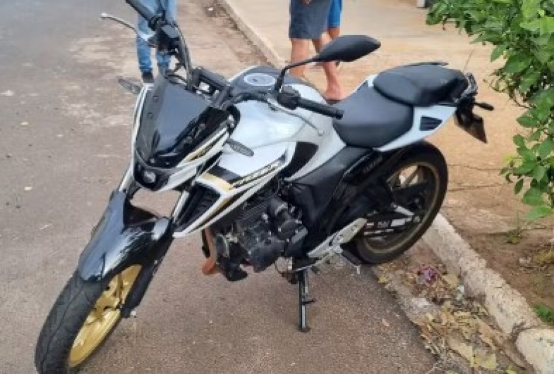 Moto em nome de jovem desaparecido foi encontrada em frente a terreno baldio em Ourinhos (SP) — Foto: Laperuta/Passando a Régua
