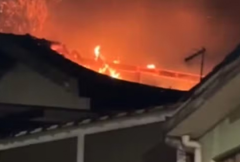 Incêndio em casa desocupada em Piraju assusta vizinhos; chamas foram controladas pelos bombeiros