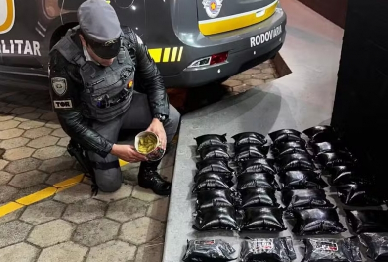 Motorista é preso ao transportar quase 30 kg de drogas escondidas em pneu de caminhão em Avaré