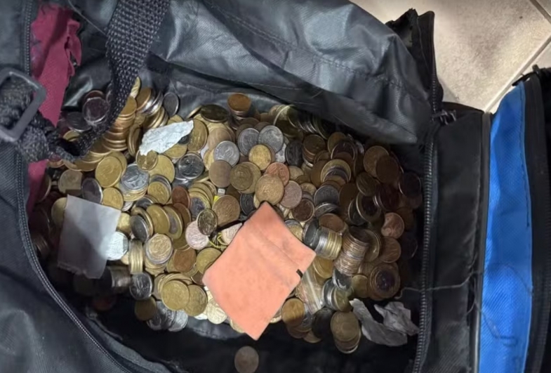 Os envolvidos também conseguiram levar R$ 210,00 em moedas dentro de uma bolsa — Foto: Reprodução/Itaponews