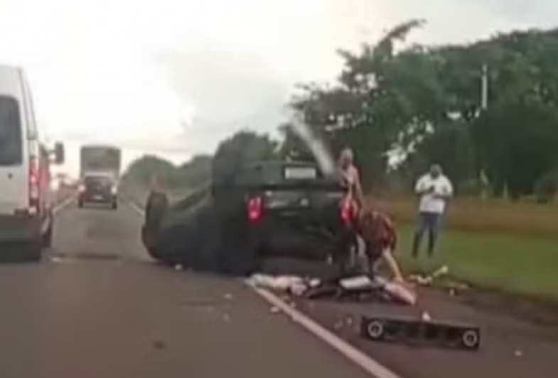 Carro bate em árvore e capota na Rodovia João Mellão em Avaré