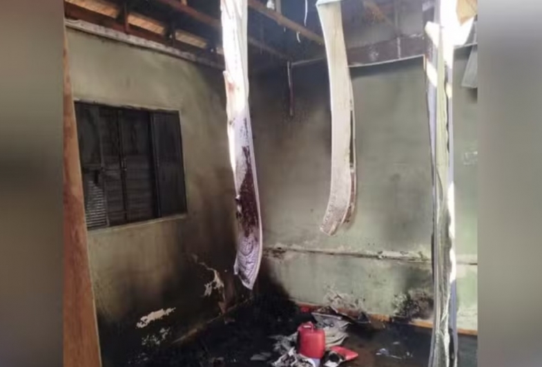 Mulher tem casa incendiada depois de ser agredida por  ex-companheiro em Cerqueira César; homem fugiu