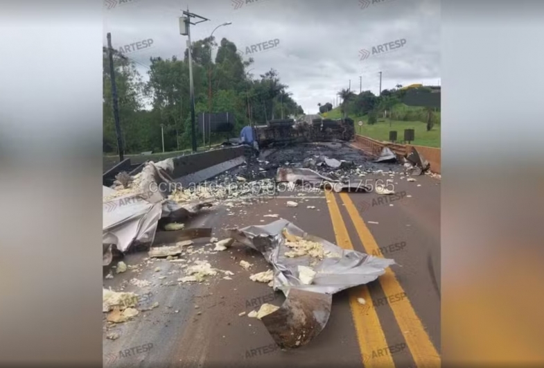 Carreta tomba e causa vazamento de óleo fertilizante na SP-255 em Taquarituba