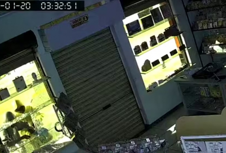 Em segundos dupla furta videogame, caixas de som e câmera de loja em Itararé