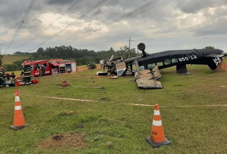 Avião usado por paraquedistas faz pouso de emergência com 11 pessoas em Boituva; 2 pessoas morreram, diz prefeitura
