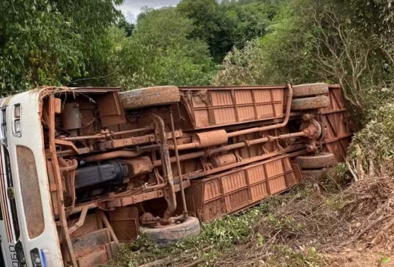 Ônibus que transportava trabalhadores rurais tomba em Paranapanema