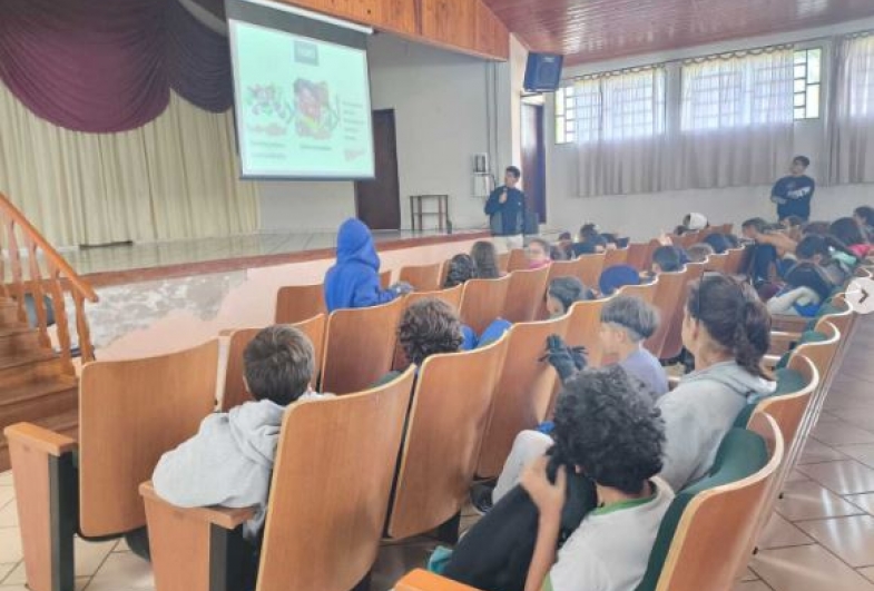 Alunos da EMEF João Batista de Oliveira participam de palestra sobre coleta seletiva e preservação ambiental