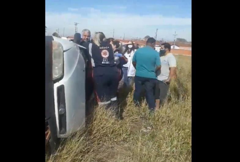 Homem capota carro e derruba poste em Avaré