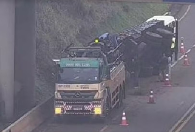 Carreta bate contra defensa metálica e cai de viaduto na SP-255 em Itaí