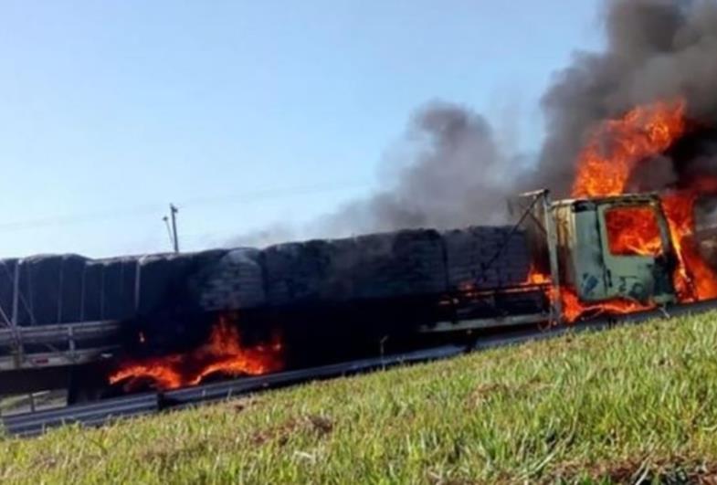 Carreta é destruída por incêndio na SP-255 em Avaré